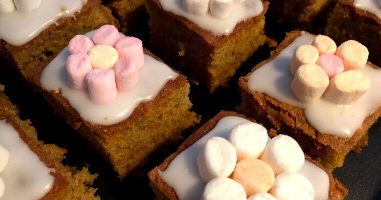 Gulerodskage med skumfidusblomster